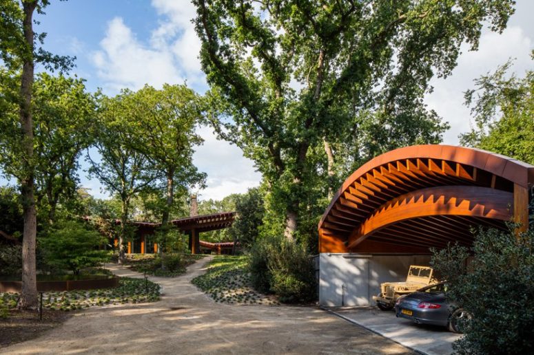 There's a large garden and a comfortable car port by the house