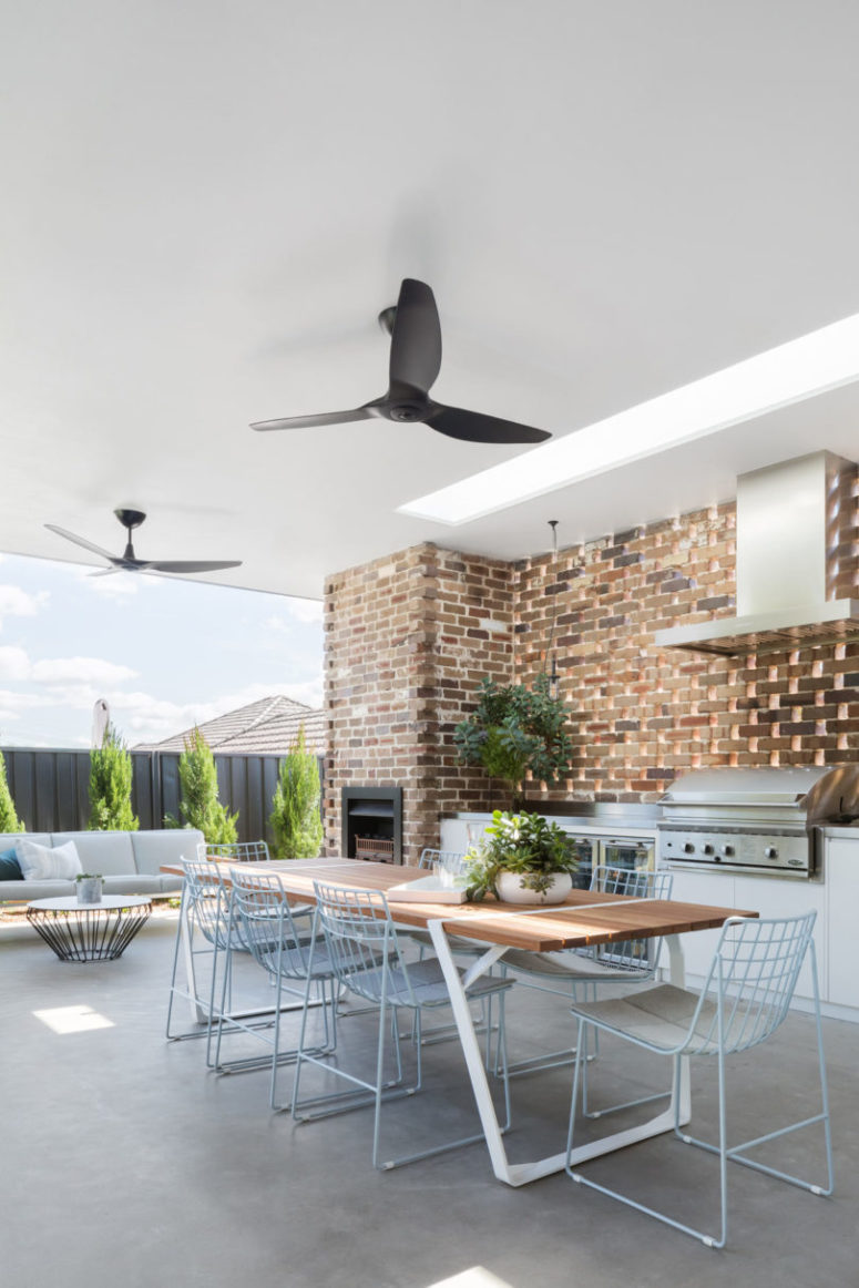 There's also a small outdoor living space here, and the design here looks like indoors breaking the boundaries