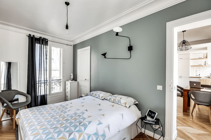 The bedroom is very cozy, with an entrance to the balcony, with geometric motifs and truly Scandinavian lamps The bedroom is very cozy, with an entrance to the balcony, with geometric motifs and truly Scandinavian lamps
