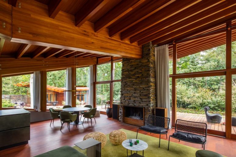 The inner decor is done with the same types of wood as the outer, there's natural stone and mid-century modern touches