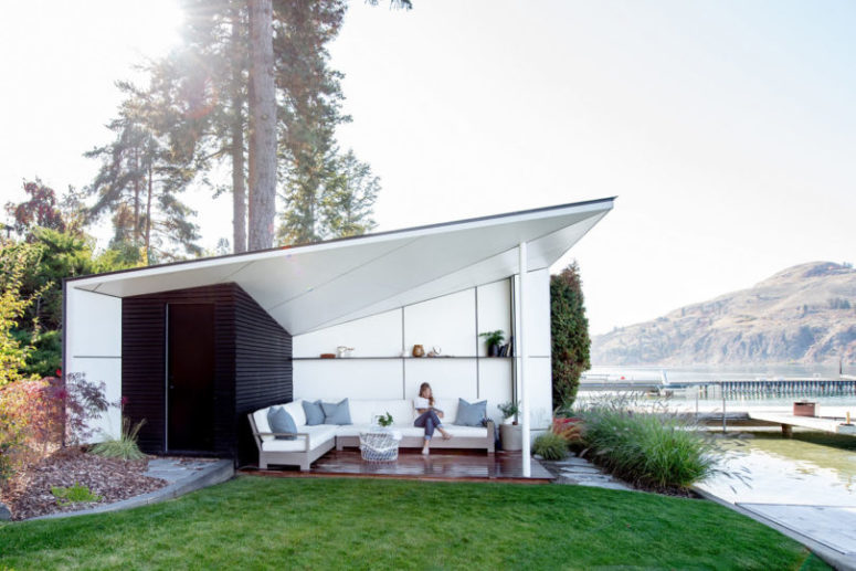 There's an additional beach hut to enjoy sitting by the water