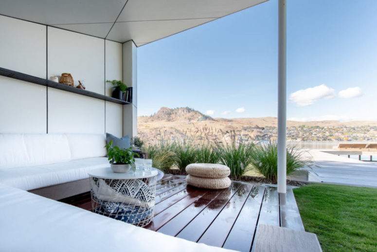 This area is super peaceful, its decor is casual yet with chic touches