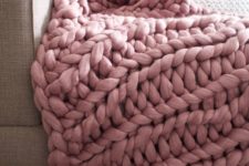 11 a chunky knit blanket in dusty pink is a very cozy idea for winter, which is on now