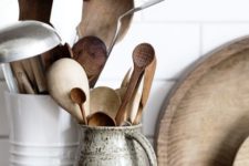 16 various kinds of kitchen utensils are important for an airbnb, so your guests could cook comfortably