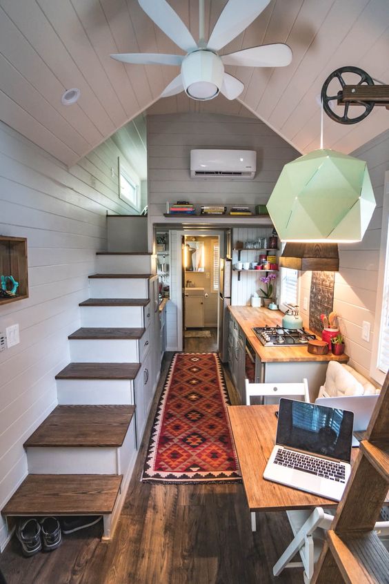 a faceted lamp, a printed rug, some books make the little home welcoming