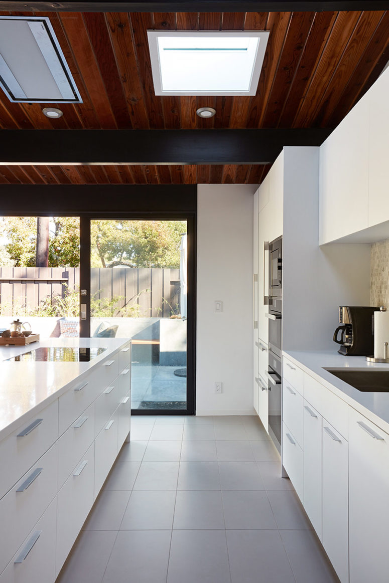 A glazed wall that can be opened and skylights in the ceiling bring much light inside