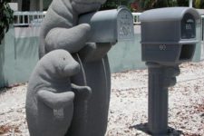 13 fun seal figurines holding the mailbox is a very fun and welcoming idea, your guests will never forget that