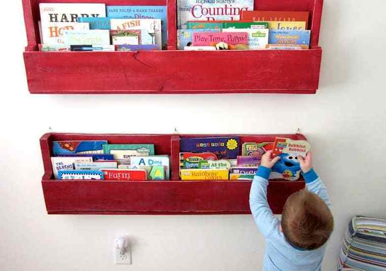 a colorful pallet shelf for a kids' space is idela for storing books and magazines