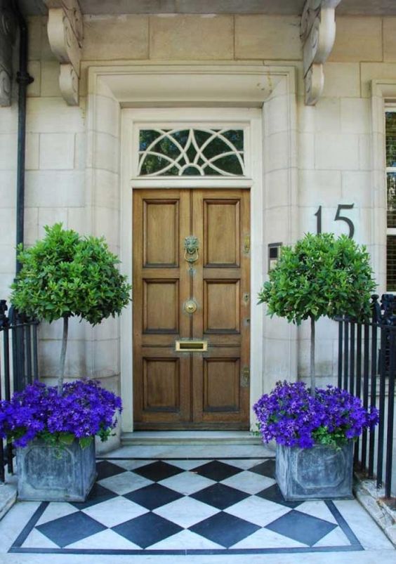 25 Chic And Bold Front Door Planter Ideas Digsdigs
