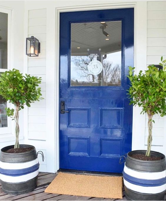 25 Chic And Bold Front Door Planter Ideas Digsdigs