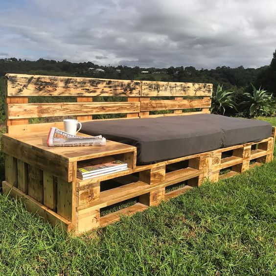25 Pallet Beds And Daybeds For Indoors And Outdoors DigsDigs