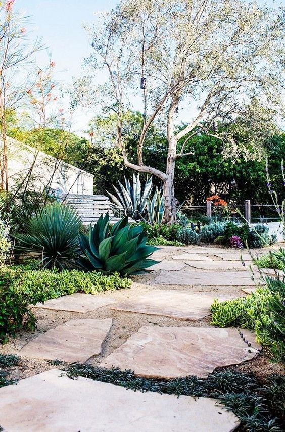 decomposed granite landscaping in a neutral shade with with large rock tiles for hardscaping