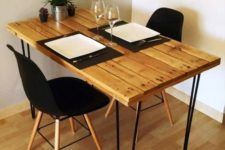 21 a small and comfy dining table with a pallet tabletop and black hairpin legs looks very chic, black chairs add to it