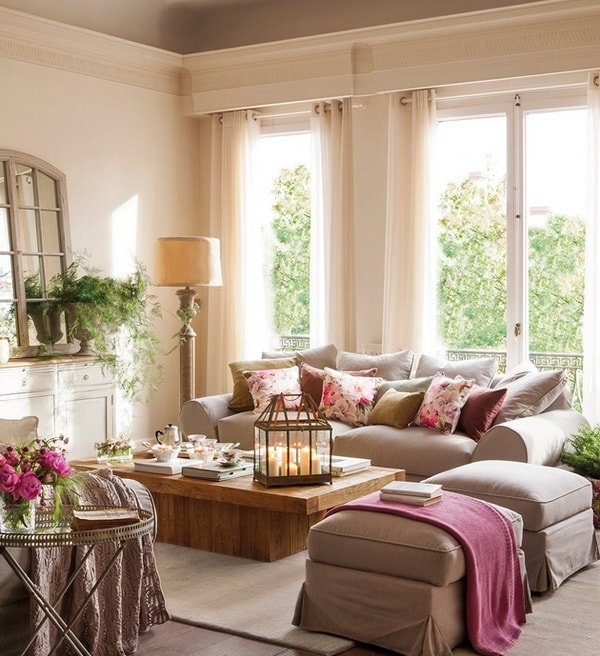 a cozy and welcoming living room with ivory as the main color, tan as the secondary one and pink for accents