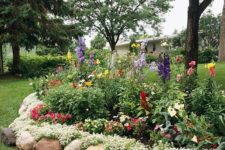 10 large rocks are a nice idea to highlight your garden beds and they bring a natural feel to the space