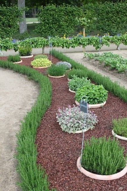 bold greenery garden edging is always a stylsh idea - it's natural and greenery matches most of landscaping styles