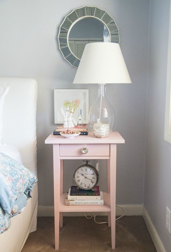 una mesita de noche Hemnes de IKEA hackeada en rosa y con un pomo metálico añadirá un toque femenino al espacio