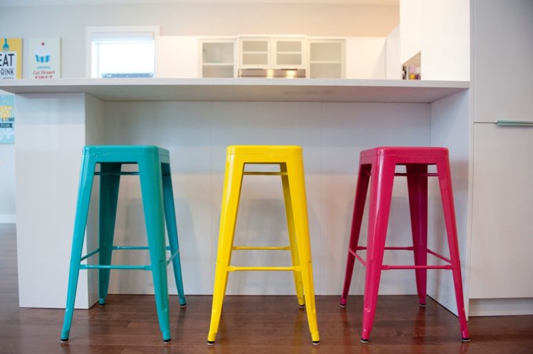 deco dapur kecil lengkap dengan bar stool warna-warni