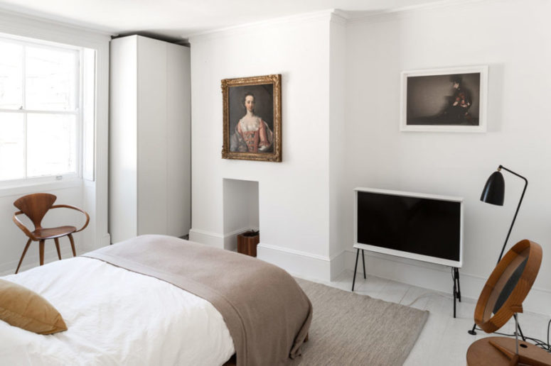 The closet is hidden in the corner, there's a niche, artworks and a comfy rug, the space is relaxing The closet is hidden in the corner, there's a niche, artworks and a comfy rug, the space is relaxing