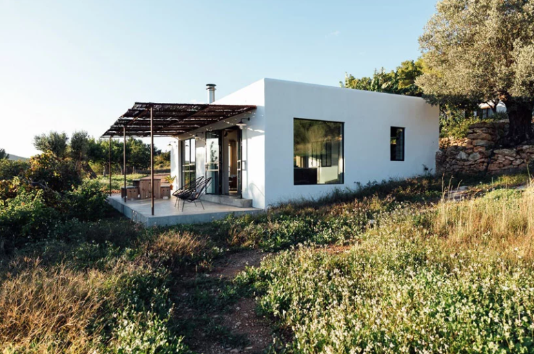 This cozy Ibiza house was an abandoned building and an architect turned it into a chic living space