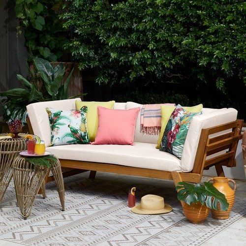 25 Welcoming Outdoor Daybeds For Your Siestas