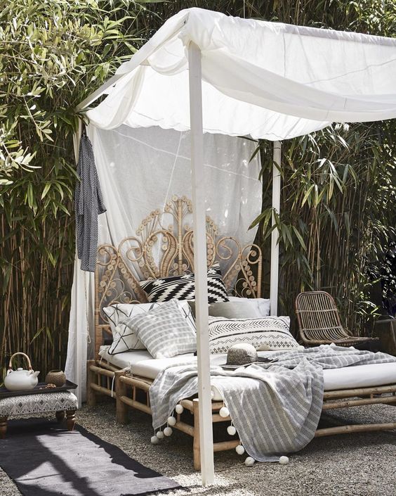 25 Welcoming Outdoor Daybeds For Your Siestas - DigsDigs