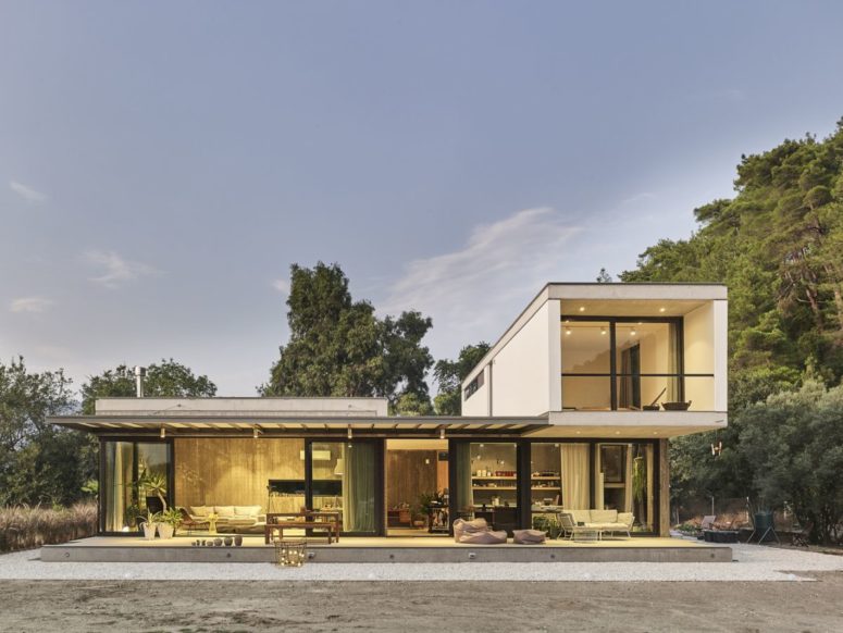 This contemporary home is partly modular and is very chic, it's totally opened to the outdoor spaces This contemporary home is partly modular and is very chic, it's totally opened to the outdoor spaces