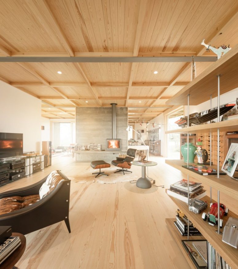The house itself is filled with light, done with light colored wood, there's a stylish fireplace and chic furniture and it was extended with two wings The house itself is filled with light, done with light-colored wood, there's a stylish fireplace and chic furniture and it was extended with two wings