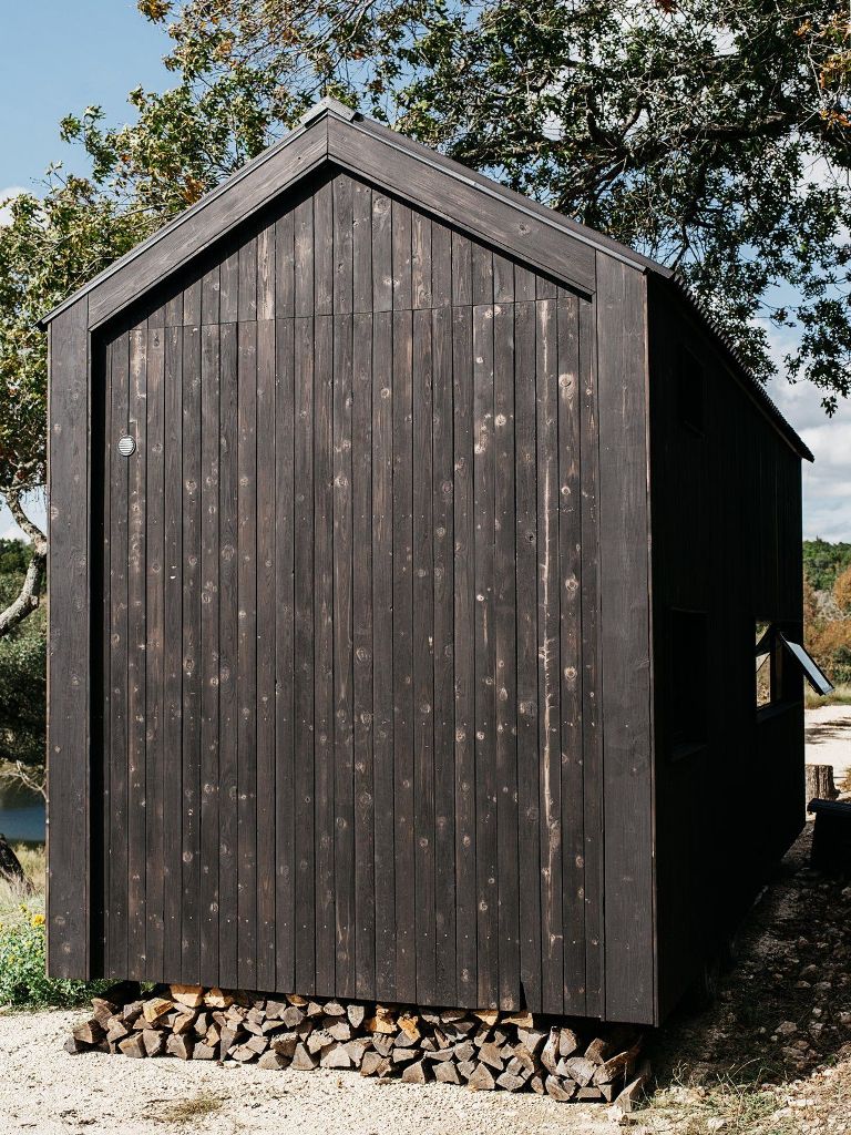 The cabin seems to be floating a few inches above the ground, allowing space for a wood storage niche underneath The cabin seems to be floating a few inches above the ground, allowing space for a wood-storage niche underneath