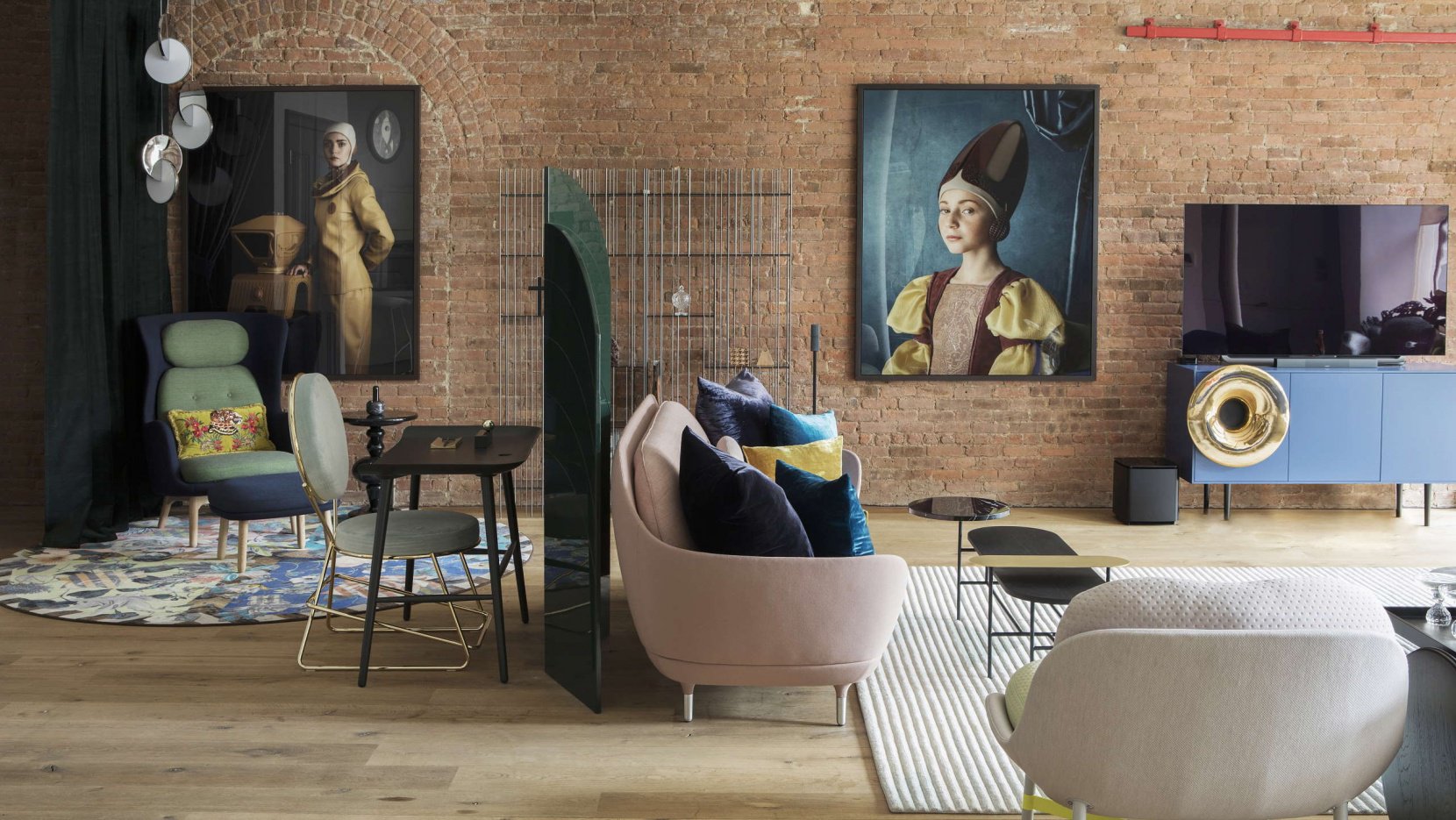Just look how vintage and modern furniture, screens, lamps mix up with bold and amazing artworks