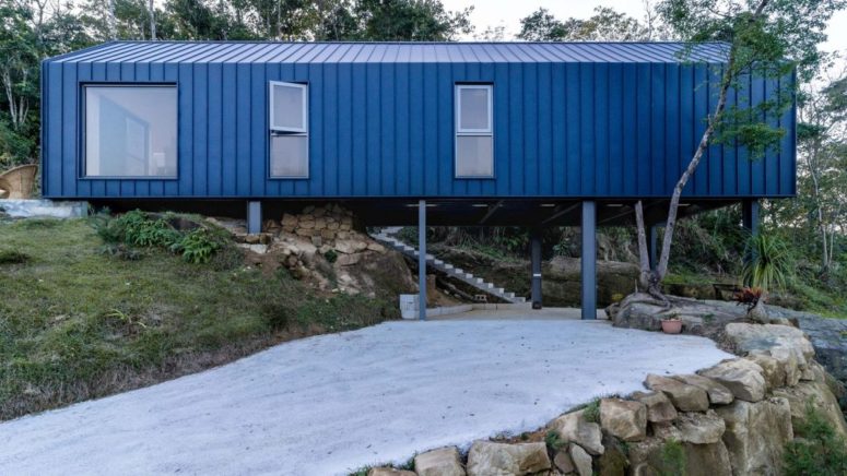 The house is supported by tilts that keep it floating over the land and allow building on a mountain without any issues The house is supported by tilts that keep it floating over the land and allow building on a mountain without any issues