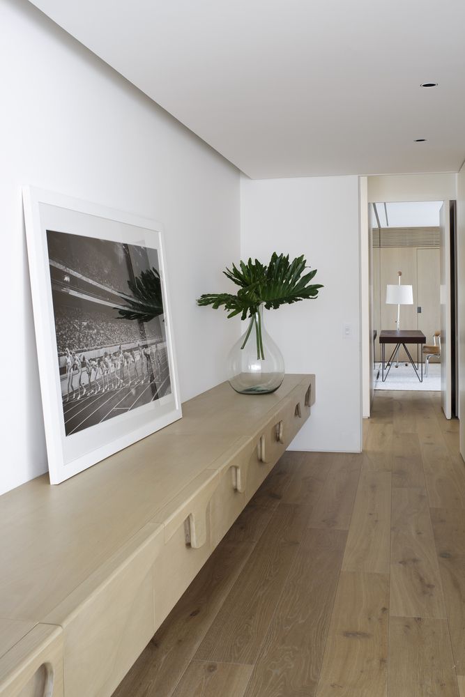 The placement of the entrance at the center of the apartment is unusual but also perfect in this case The placement of the entrance at the center of the apartment is unusual but also perfect in this case