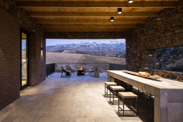 The open terrace maximizes the panoramic view of the mountain range while also bringing in natural light