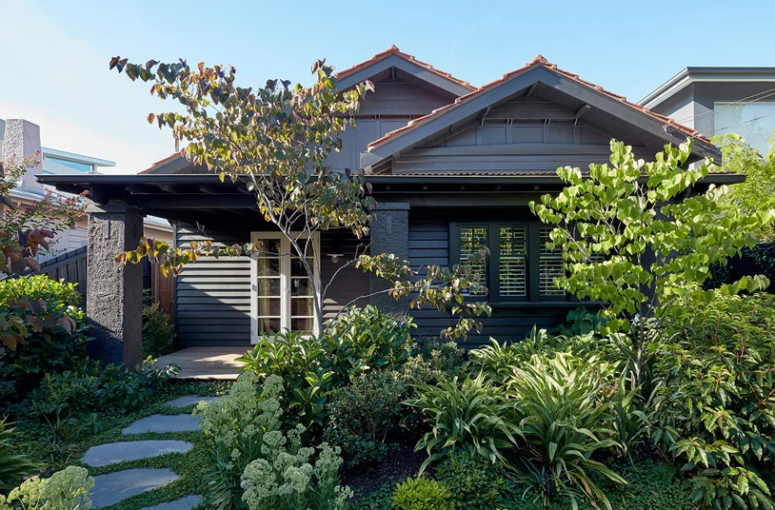 This Californian style bungalow in Australia was renovated with traditional Californian and Japanese aesthetics and filled with meaningful details