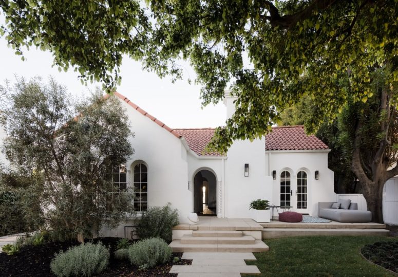 This gorgeous and traditional Spanish colonial house was renovated on the inside to match the tastes of the owners
