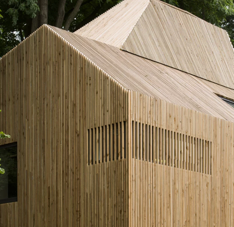 The house is fully clad with wood to highlight its lines and shapes and to contrast the original home The house is fully clad with wood to highlight its lines and shapes and to contrast the original home