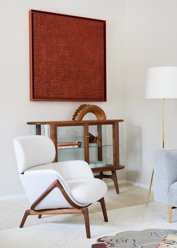 Every nook of the apartment is characterized by stylish designer furniture, elegant artworks and catchy and bold designs