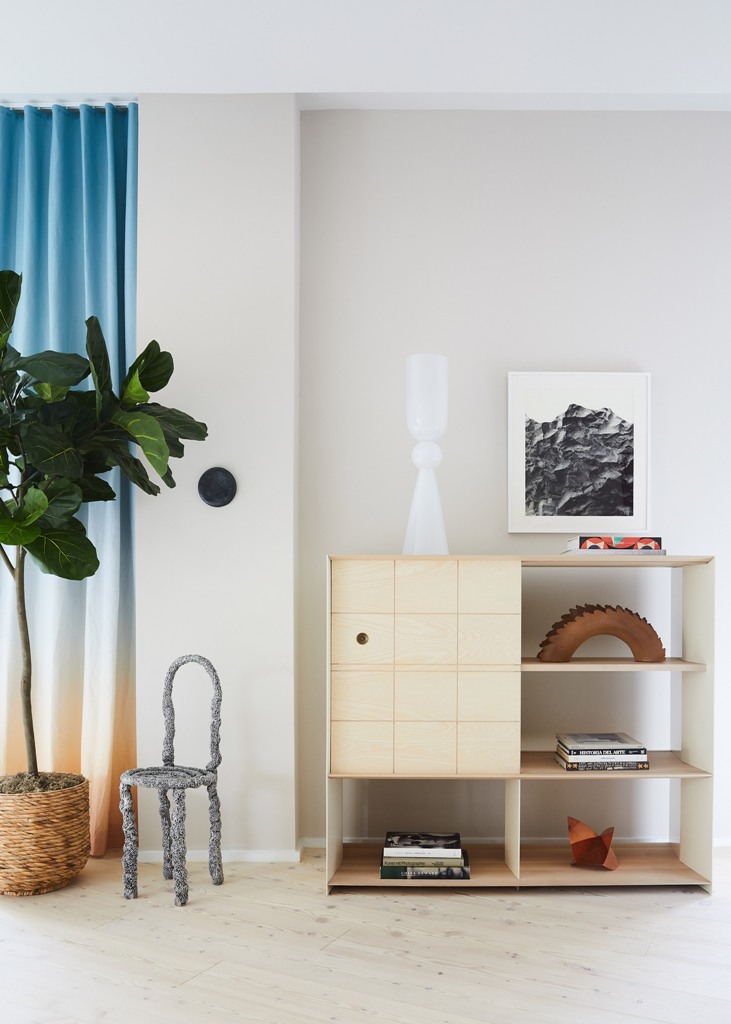 Touches of blue, teal and turquoise here and there enliven the interior and make the spaces bolder