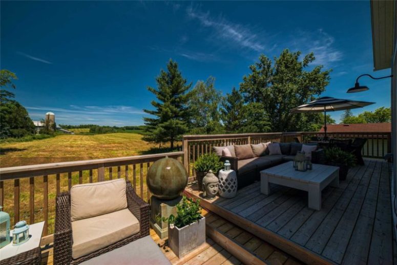 The deck faces the famrhland and there are stunning views of the surroundings