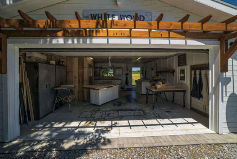 This is a garage with a workshop, which is done in the same style and way