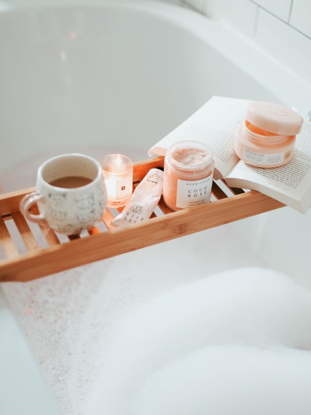 pumpkin spice and other candles with fall aromas will make you feel like fall while taking a bath