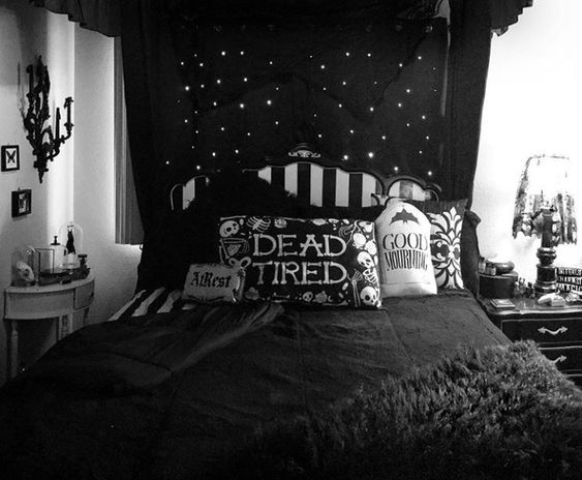 22 Halloween Bedroom Décor Ideas That Inspire - DigsDigs