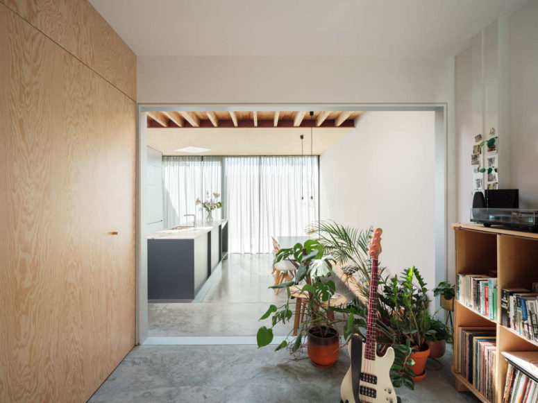 This contemporary home extension is a stylish dwelling located on a very small footprint and with a small depth This contemporary home extension is a stylish dwelling located on a very small footprint and with a small depth