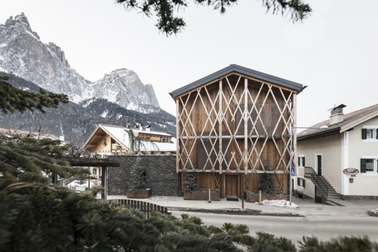 Eclectic Barn-Like Home At The Foot Of A Mountain