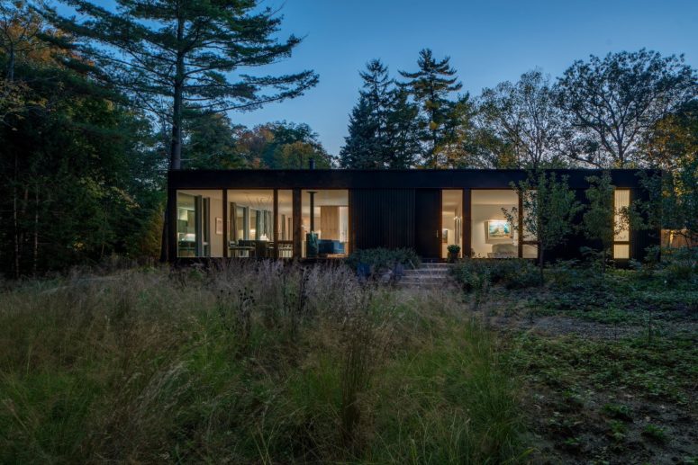 This gorgeous natural home is a single floor one to create a storng connection with nature as the owners are nature lovers