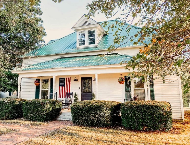 Historical And Cozy Cedar Winds Farmhouse