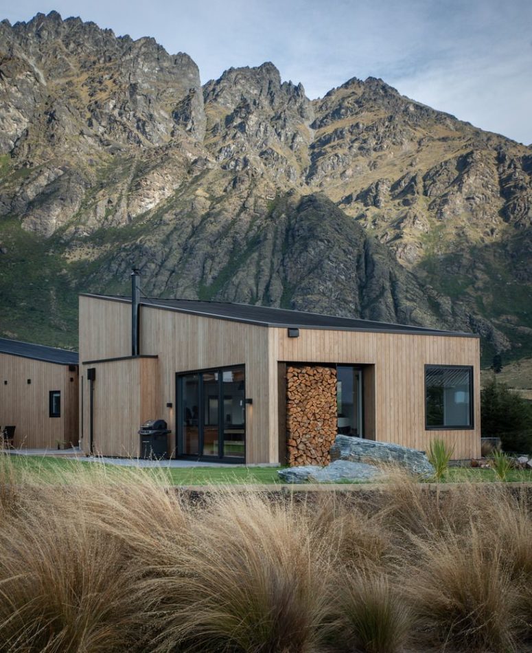 This house is intentionally modest and a simple, a strategy designed to help it blend into the Alpine landscape, which is in the Southern Alps in New Zealand