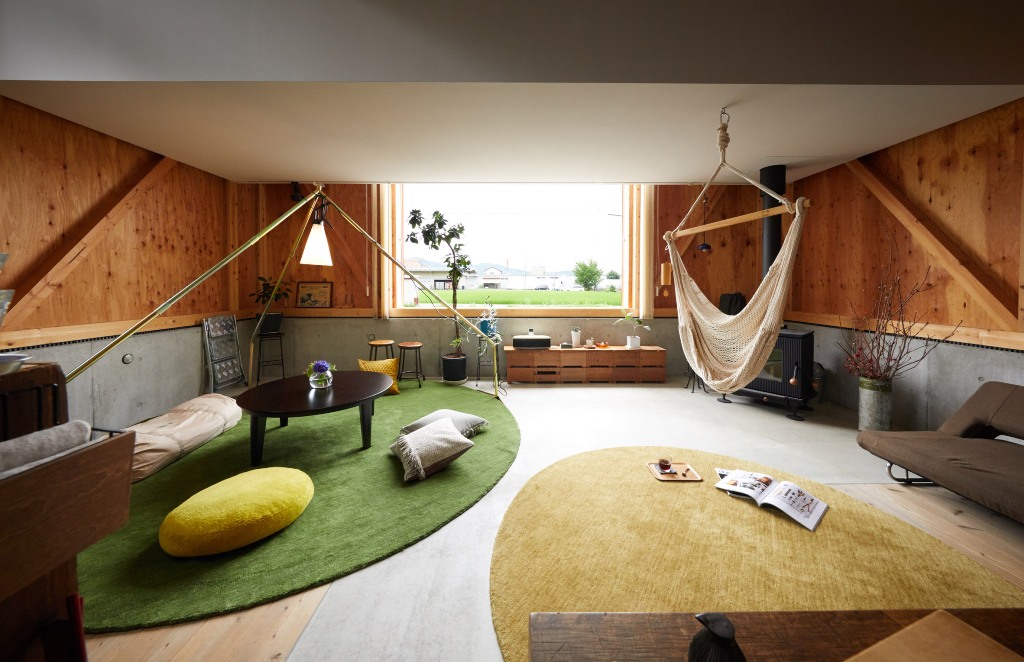 The decor of the spaces is simple and contemporary, with much natural wood and plywood and soft fabrics of muted colors