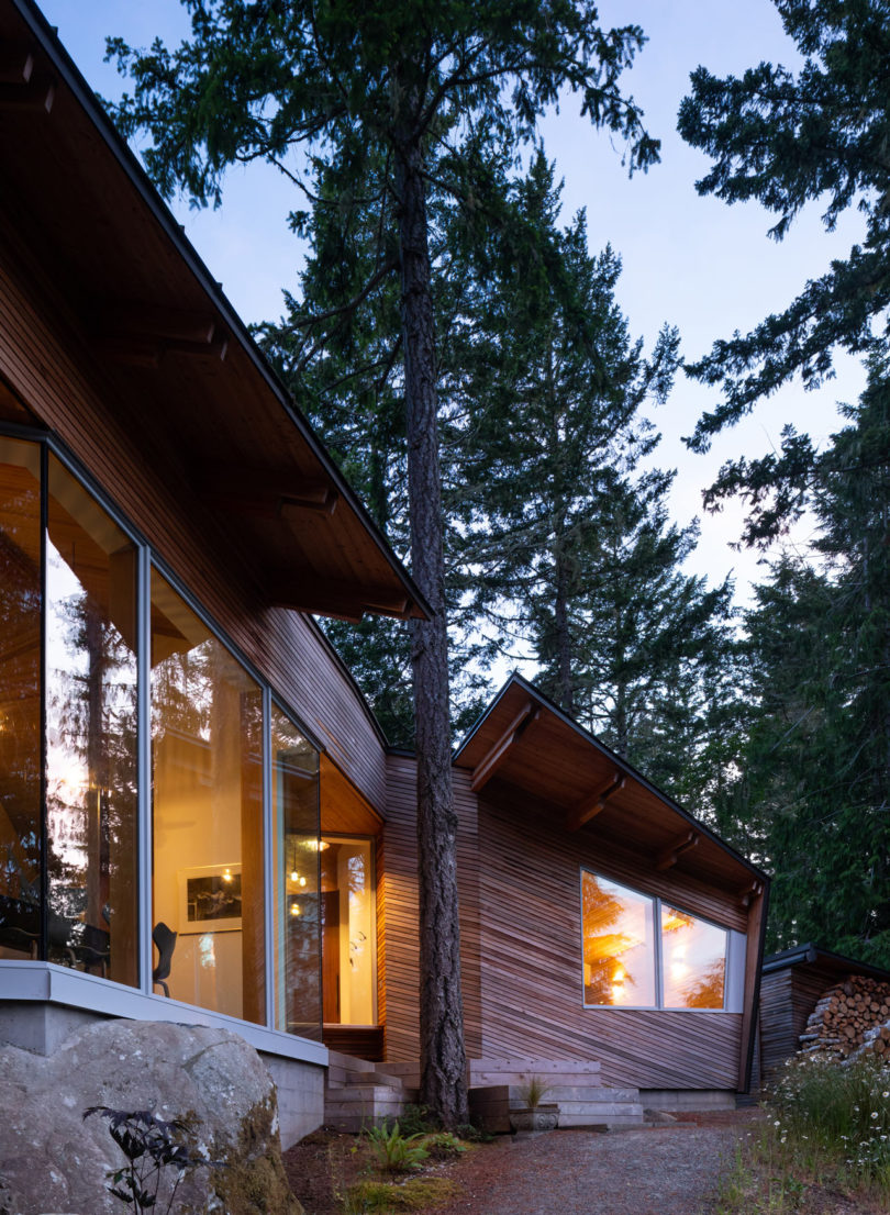 The house is clad with wood to echo with the surroundings and look more natural in them