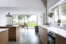 02 The kitchen and dining space are united, opened to outdoors and thanks to that filled with natural light